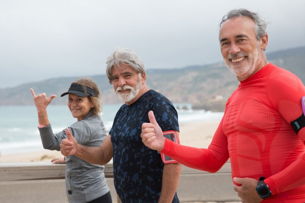 des séniors sportifs souriants et qui lèvent le pouce