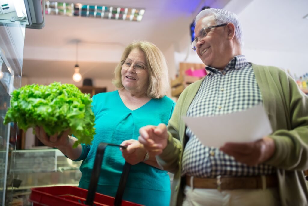 couple de séniors qui achètent une salade