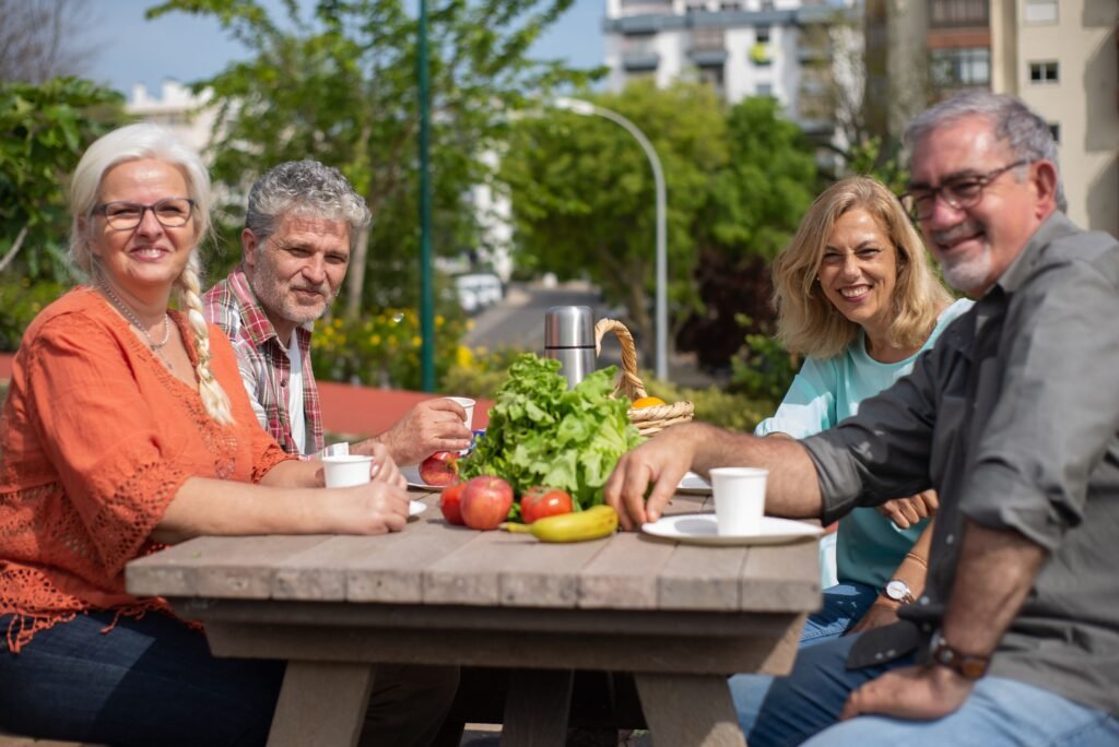Une table ou sont réunis des séniors souriants
