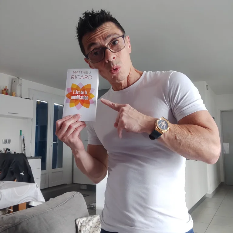 Bruno montre le livre l’art de la méditation