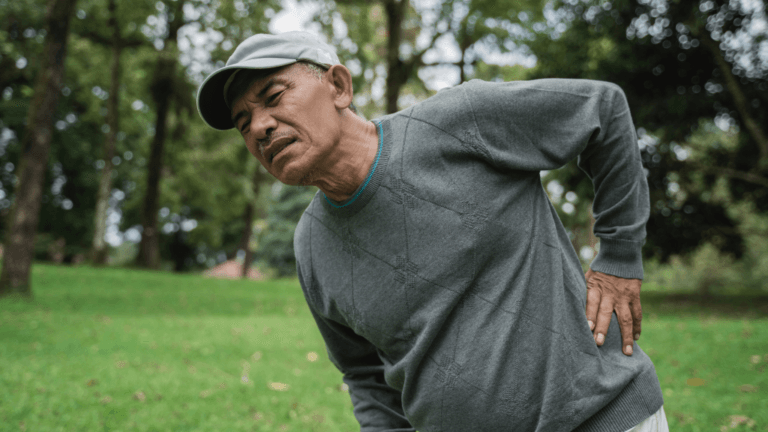 Une personne âgée qui a mal au dos
