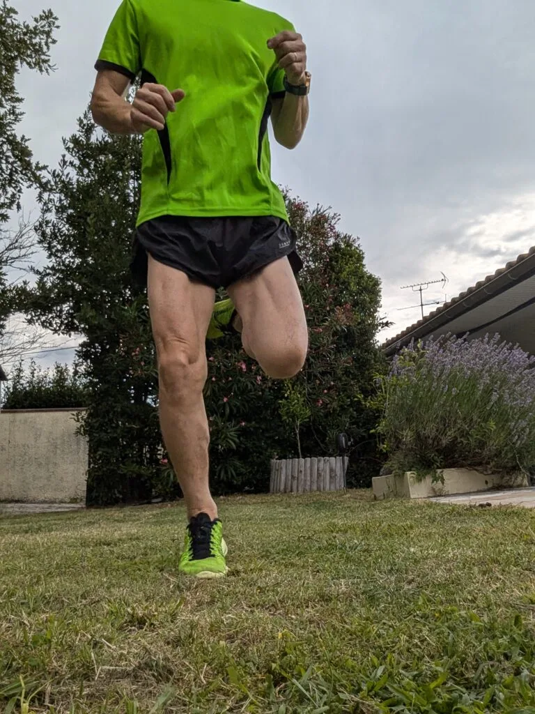 Bruno qui court en tenue de jogging
