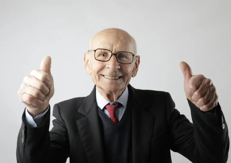 sénior souriant et heureux