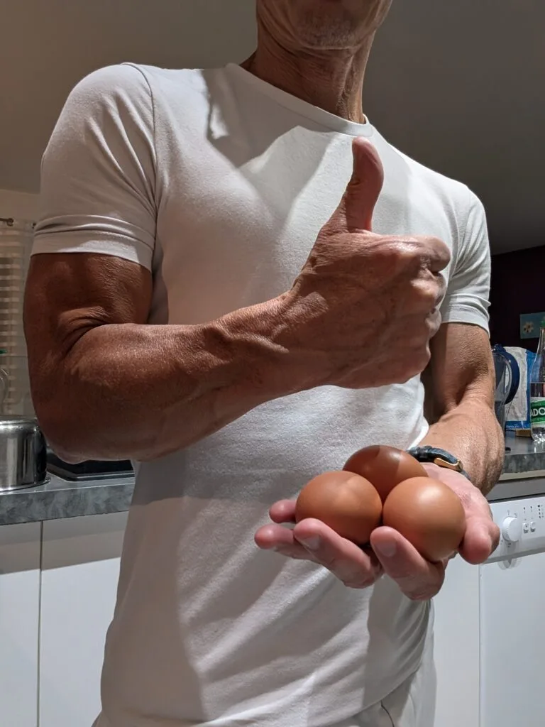 Bruno tient des oeufs dans sa main