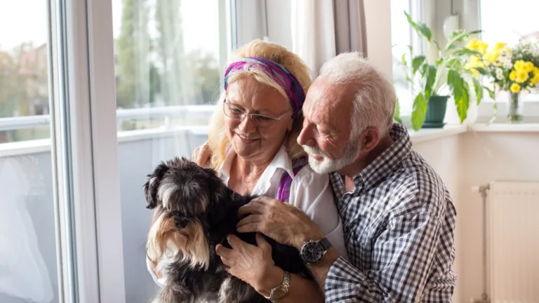 Personnes âgées avec un animal de compagnie