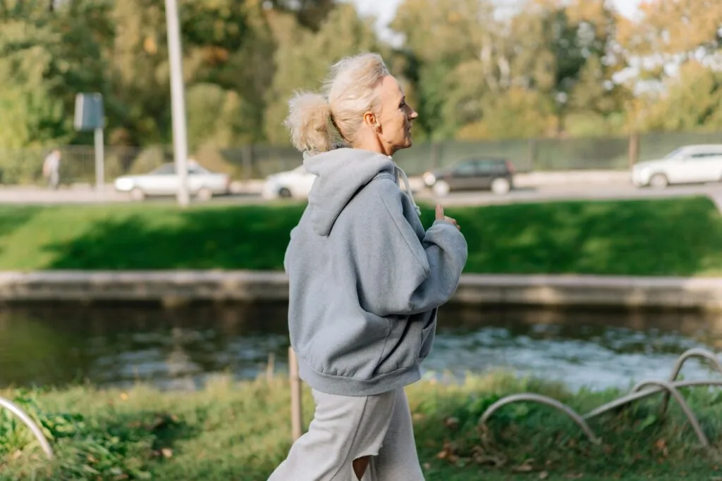 Femme senior qui pratique la marche