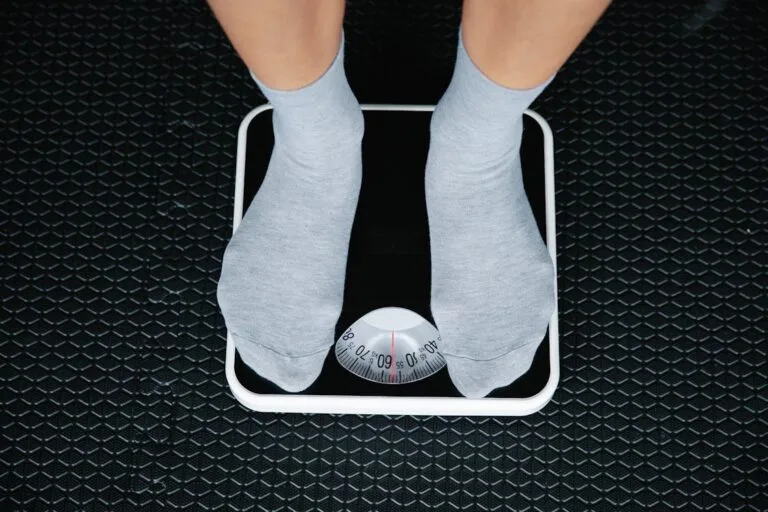 Déficit calorique et perte de poids : comment maigrir durablement sans frustration