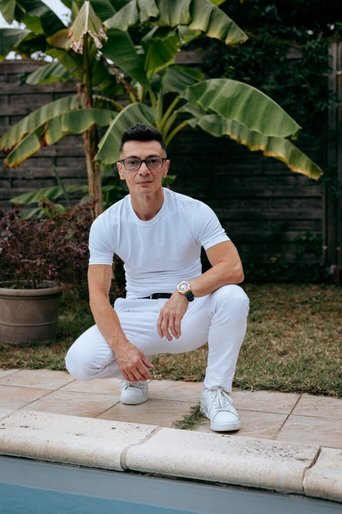 Bruno prends la pose dans le jardin