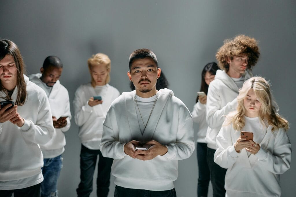 Jeunes dans les années 2020 sur leurs portables