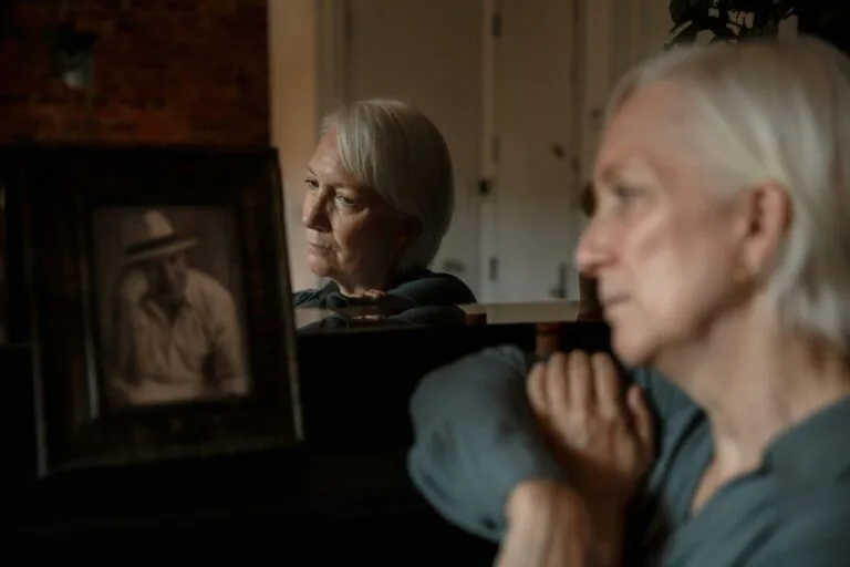 Femme âgée seule