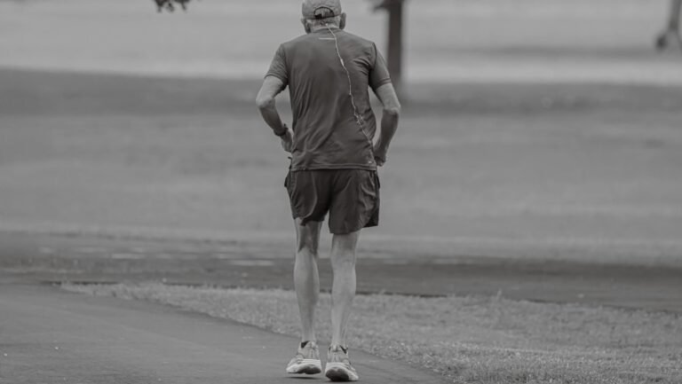 Senior qui court en tenue de sport - meilleur baume pour pieds secs après 60 ans
